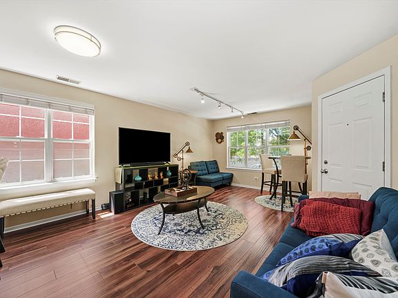 2nd image of 1475 N Larrabee St #B