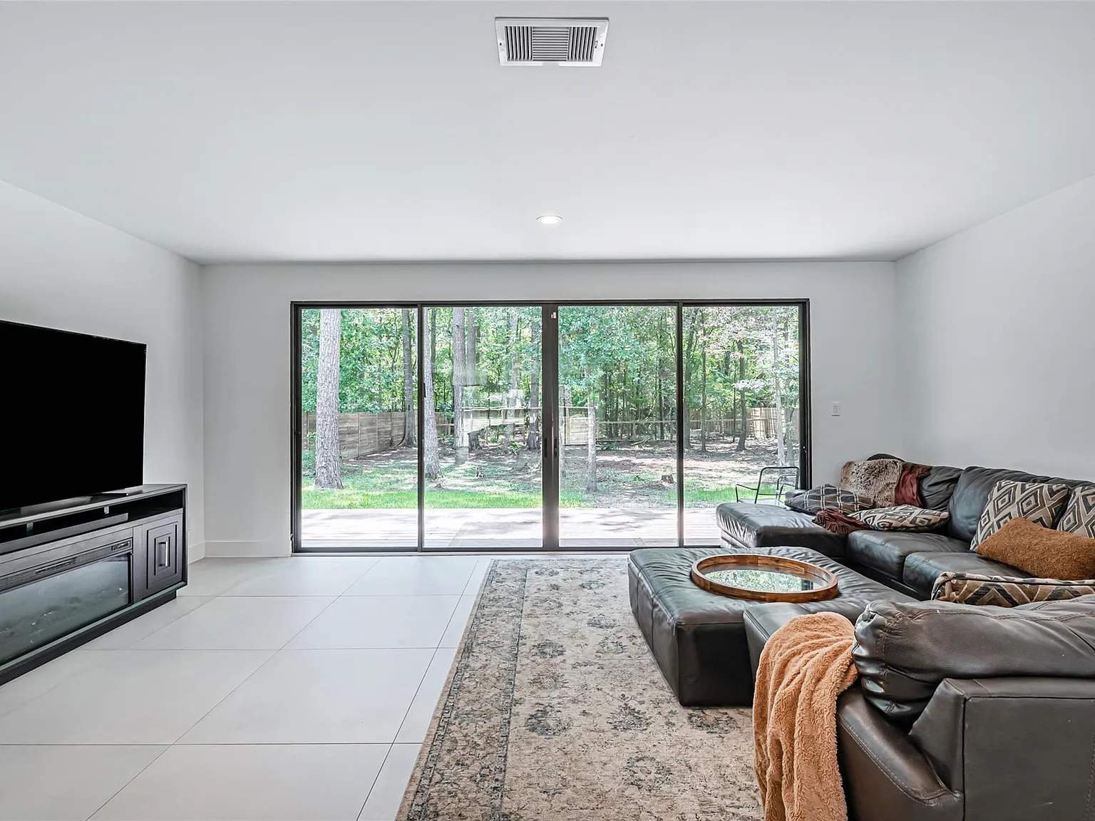 3 bed, 2.5 bath, 2198 sqft, $5,000 — Photo 2