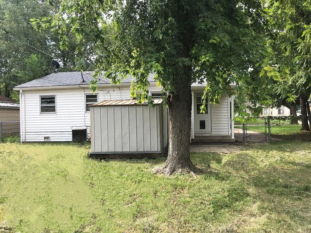 2422 Jewell St — Photo 2