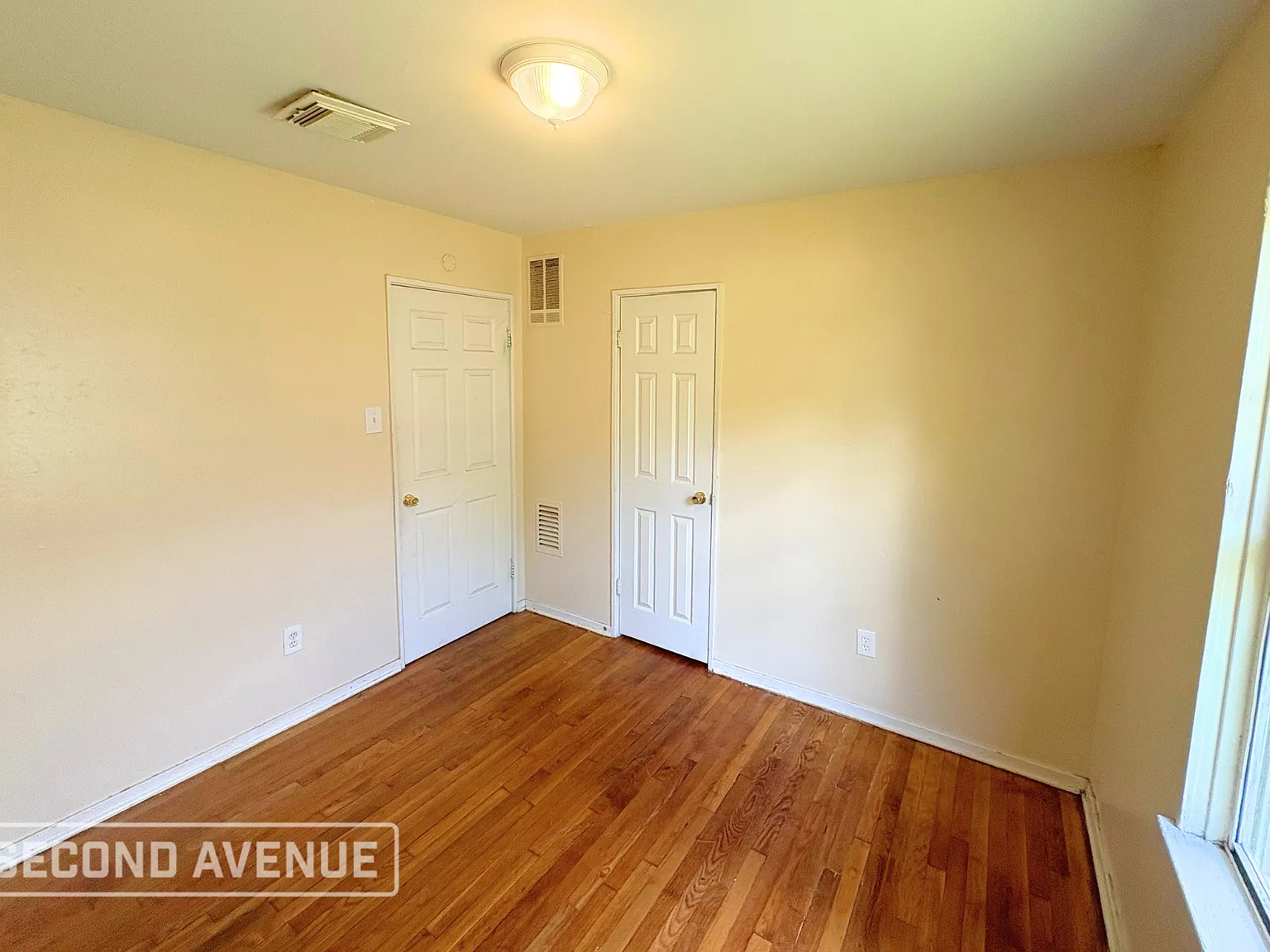 3 bed, 1.0 bath, 920 sqft, $1,095 — Photo 3