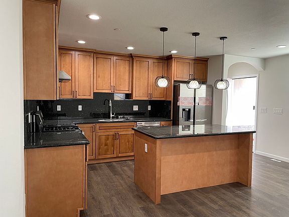 Kitchen - granite countertops, kitchen island, premium shaker cabinets,