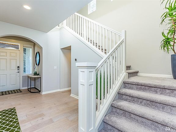 Grand entrance with hardwoods flowing thru-out the main floor.