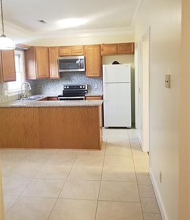 4th image of 2400 Johnstone Cir SE