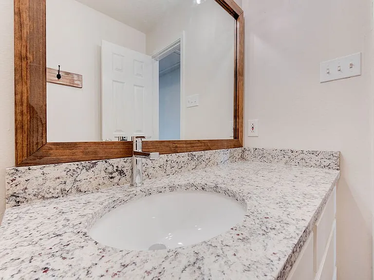 221 Grover Ave — Photo 15