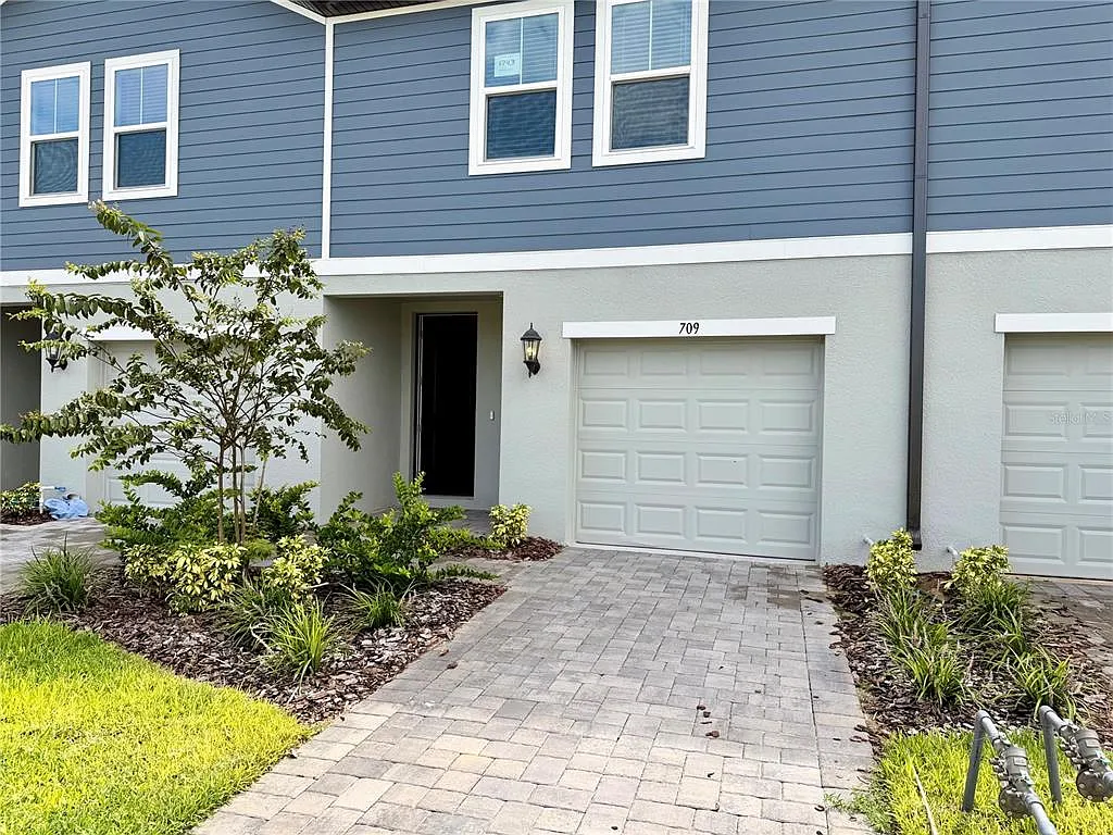 3 bed, 2.5 bath, 1566 sqft, $2,100 — Photo 4