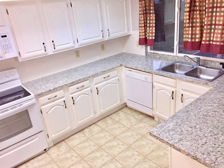 7334 La Granada Dr — Photo 8