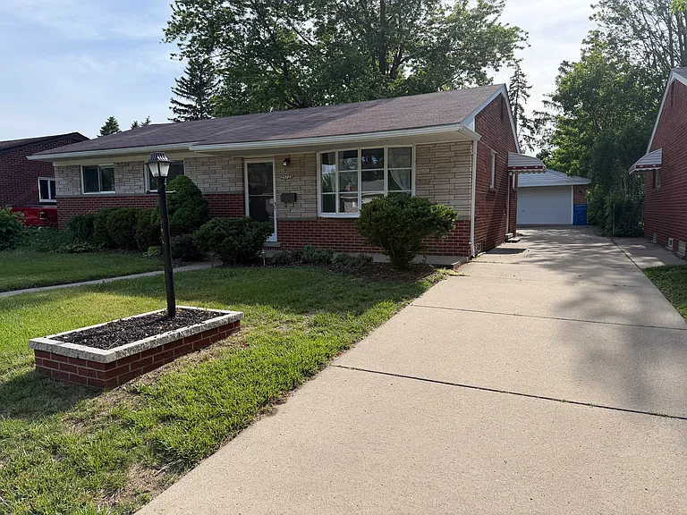 25729 Loretta Ave — Photo 1
