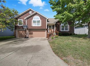 521 NE Hans Dr, Blue Springs, MO 64014