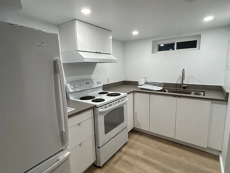 27 Belgrave Ave #LOWER — Photo 5
