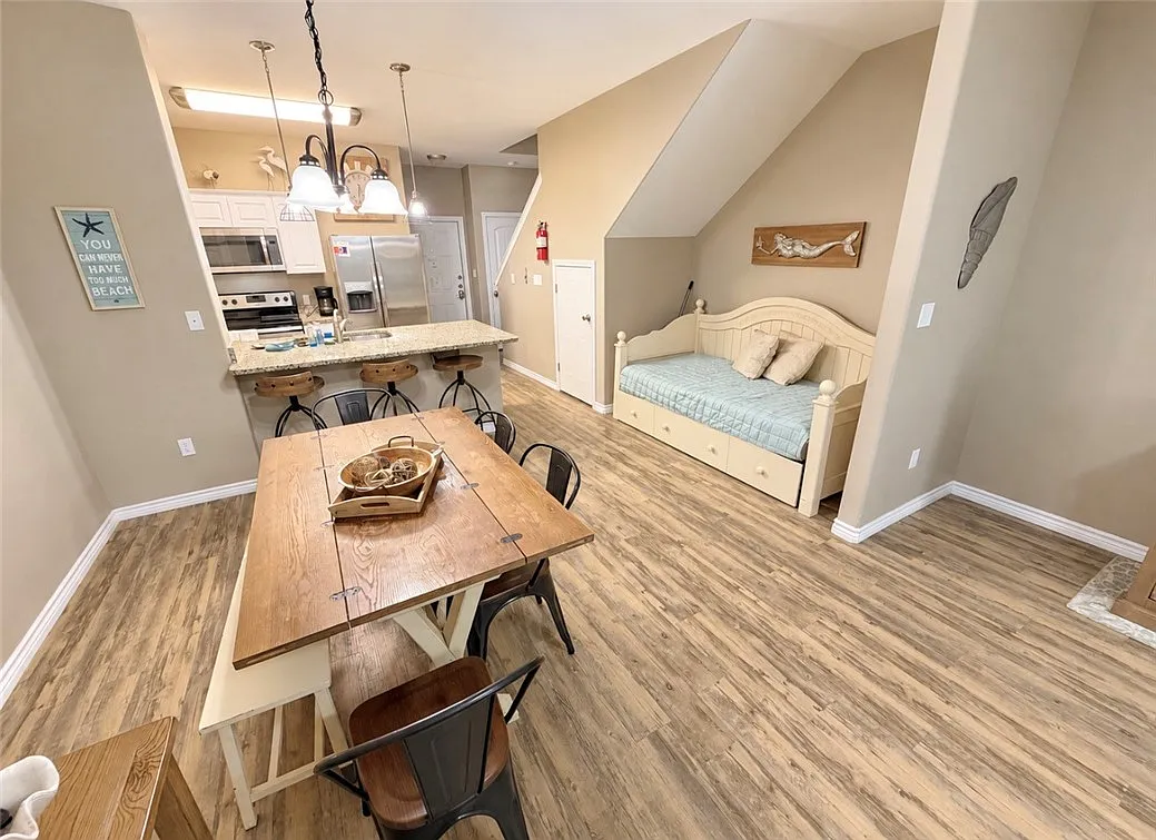 2 bed, 3.0 bath, 1168 sqft, $3,000 — Photo 4