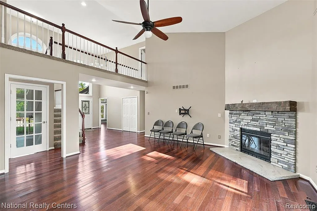 4 bed, 3.5 bath, 4241 sqft, $3,600 — Photo 3