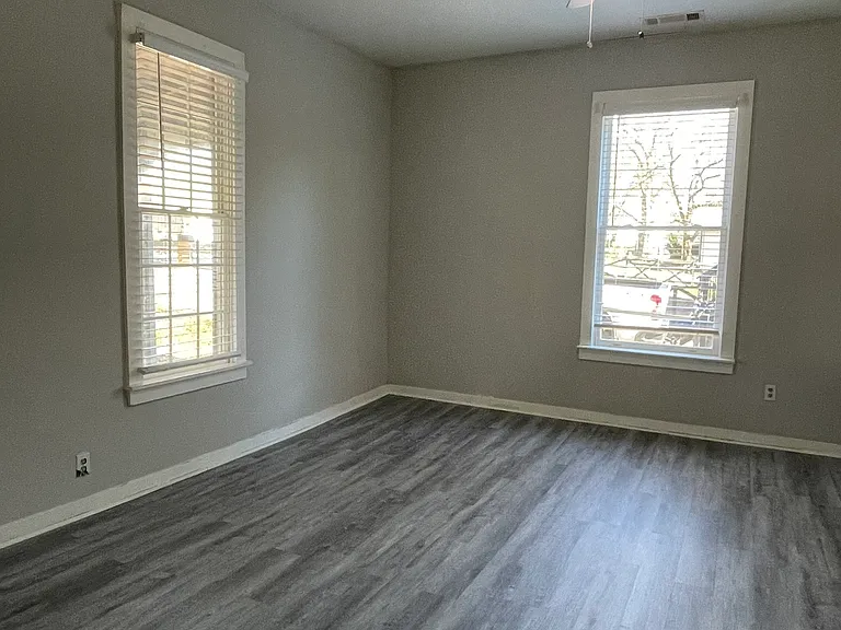290 Henry St SE #D — Photo 12