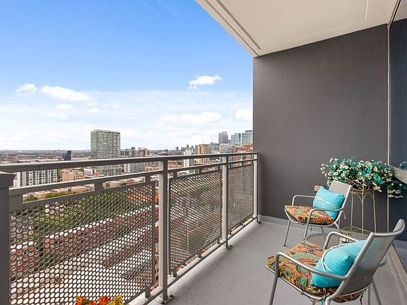 4th image of 1901 S Calumet Ave #2509