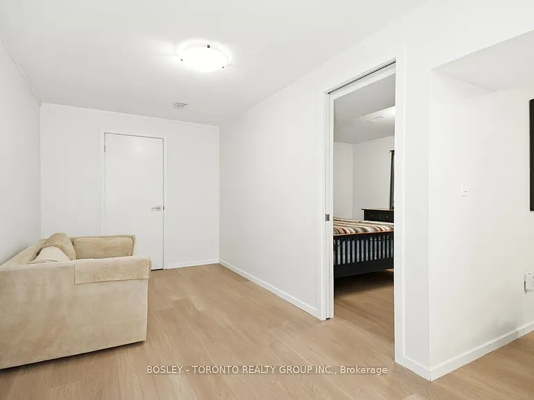 146 Earlscourt Ave #LOWER — Photo 20