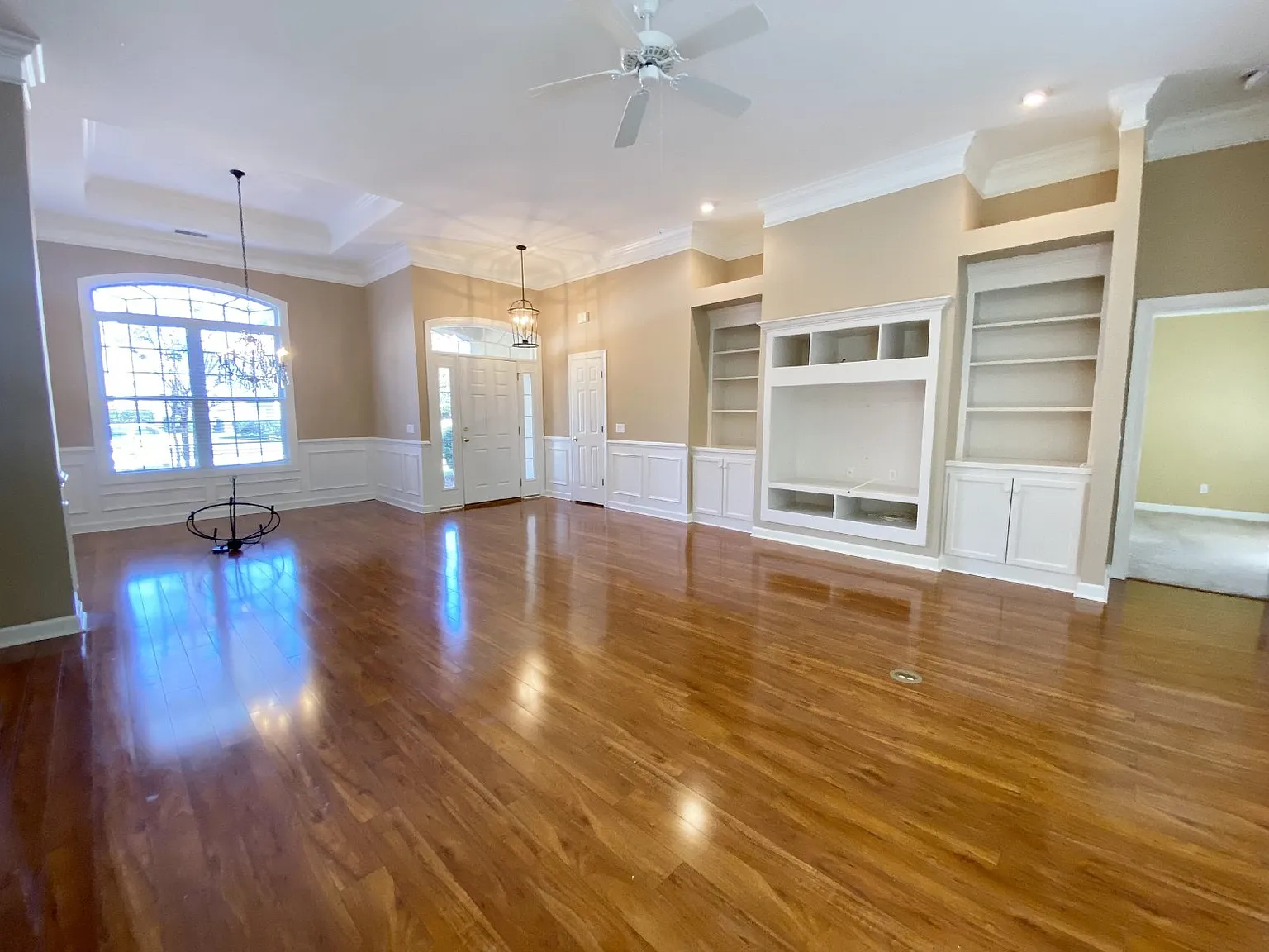 3 bed, 2.0 bath, 1900 sqft, $2,995 — Photo 4