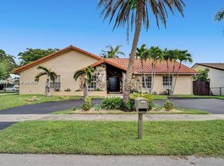 2001 NE 214th St, Miami, FL 33179