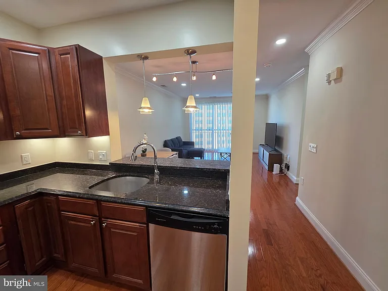 38 Maryland Ave #Penthouse 608 — Photo 4