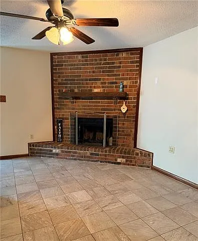 3 bed, 2.0 bath, 1450 sqft, $2,000 — Photo 3