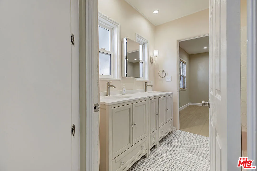 3 bed, 2.0 bath, 1495 sqft, $4,300 — Photo 4
