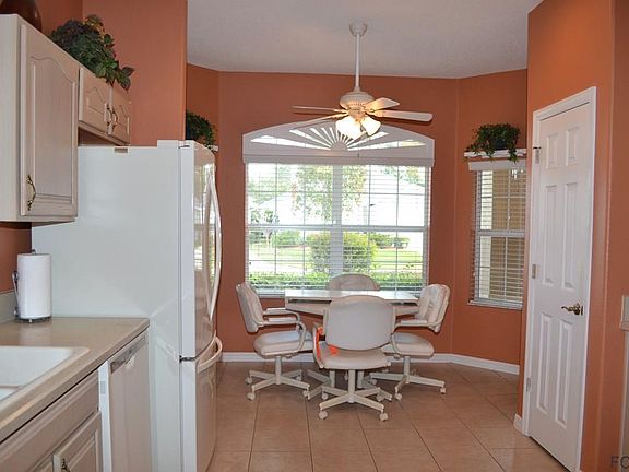 5th image of 825 Crestwood Dr