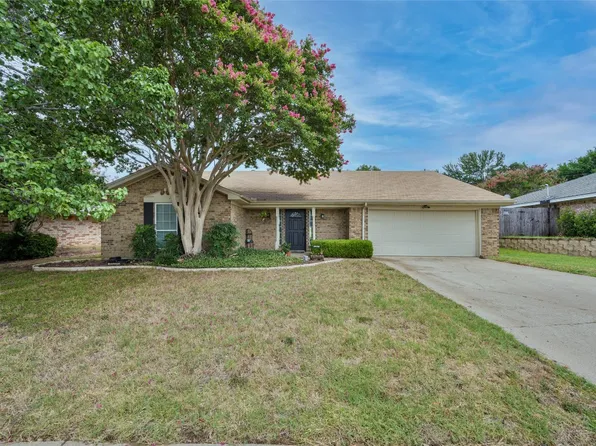 720 Springhill Dr, Hurst, TX 76054