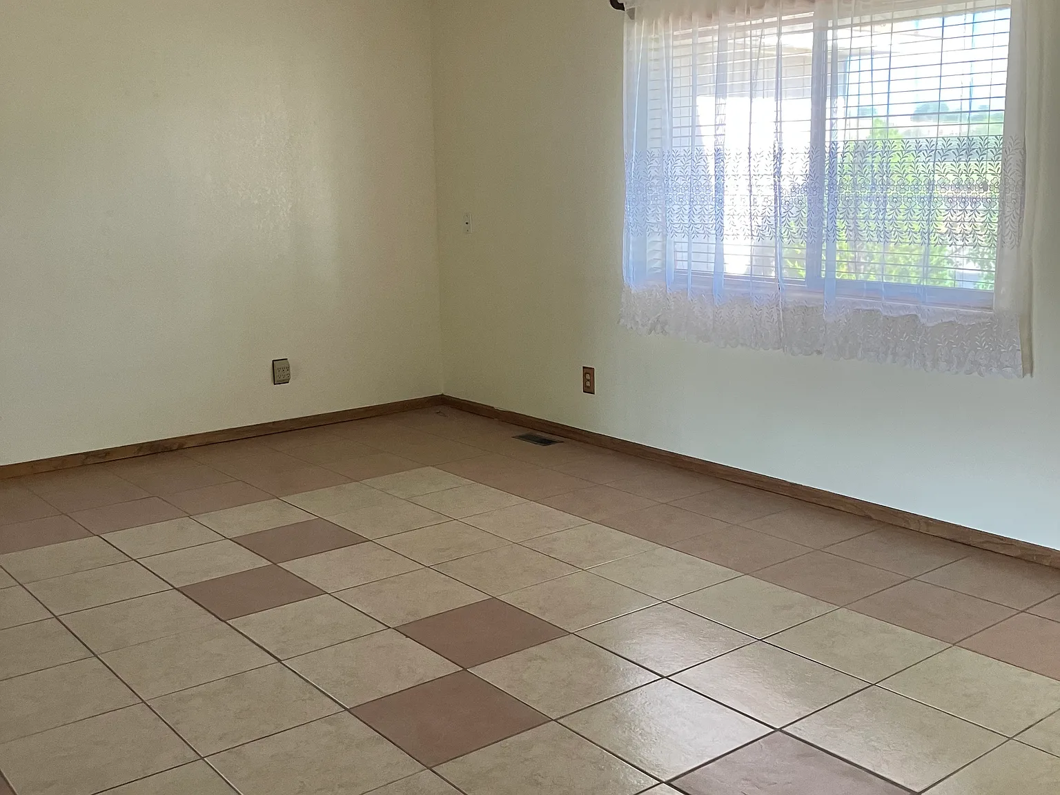 3 bed, 1900 sqft, $2,750 — Photo 2