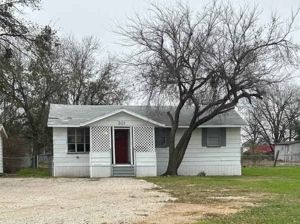301 E Hutchings Ln, Olney, TX 76374