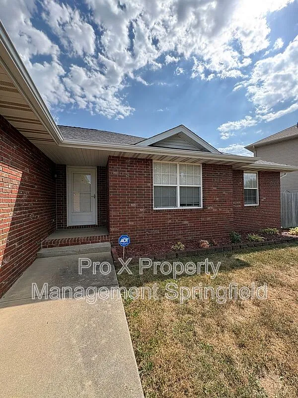 3 bed, 2.0 bath, 1362 sqft, $1,575 — Photo 2