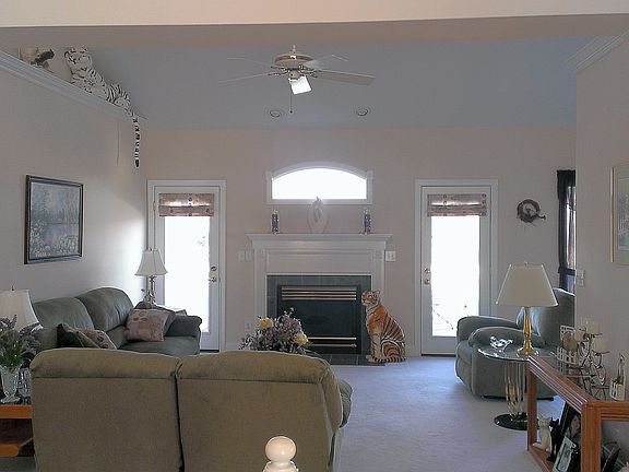 4th image of 20079 Longview Dr