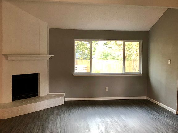 3rd image of 407 Kalmia Dr