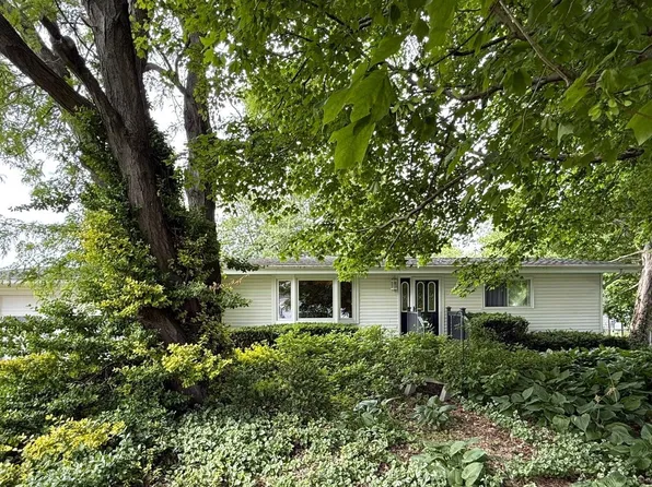 131 E Willard St, Wataga, IL 61488