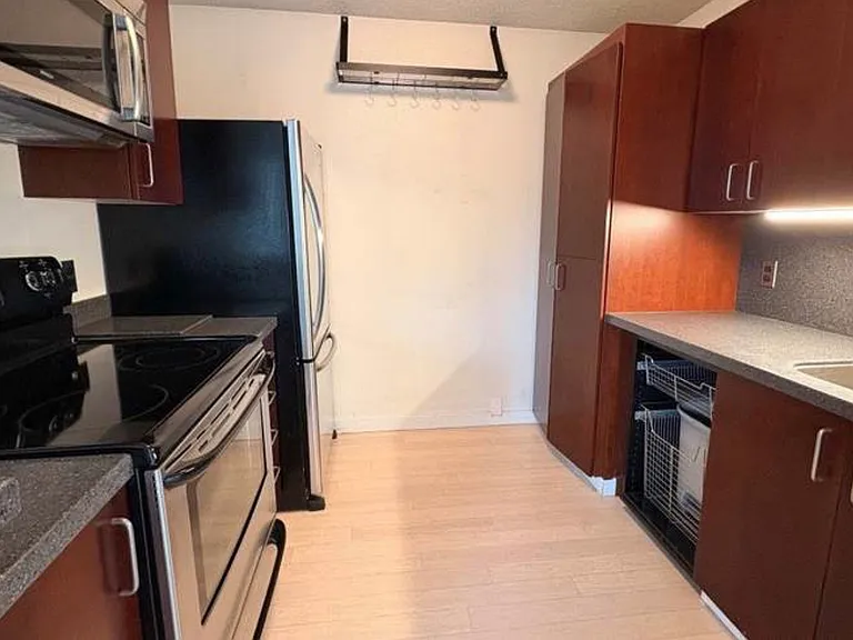 2020 SW Main St #402 — Photo 6
