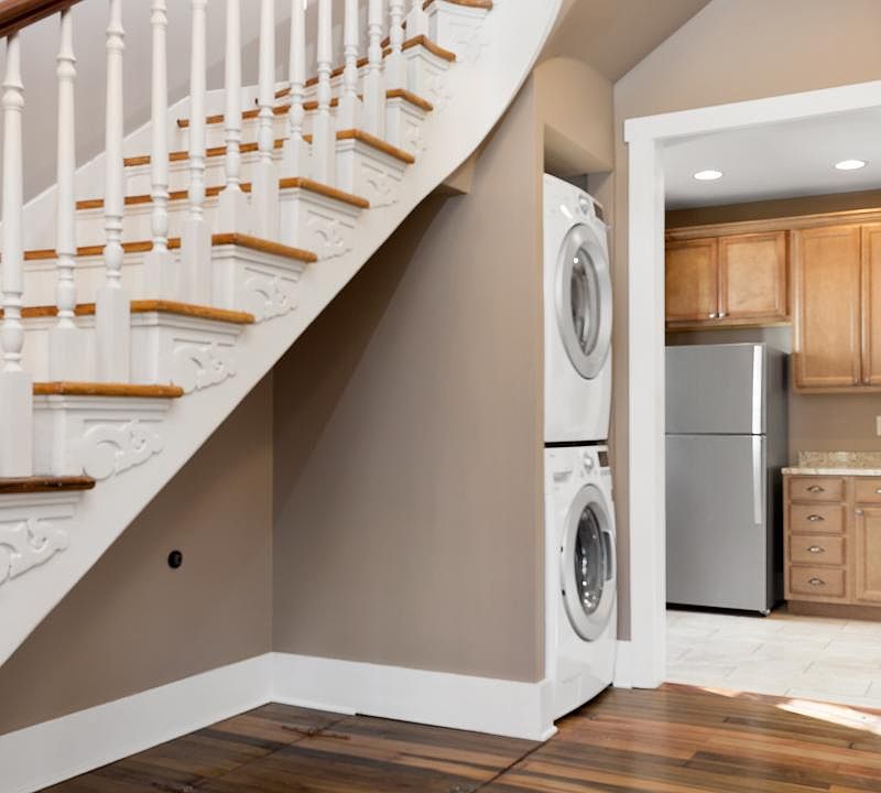 Entry, staircase, washer/dryer