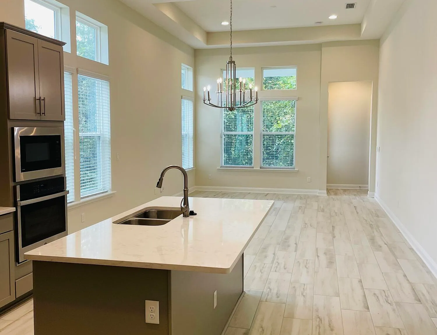 3 bed, 2.0 bath, 1812 sqft, $3,400 — Photo 3