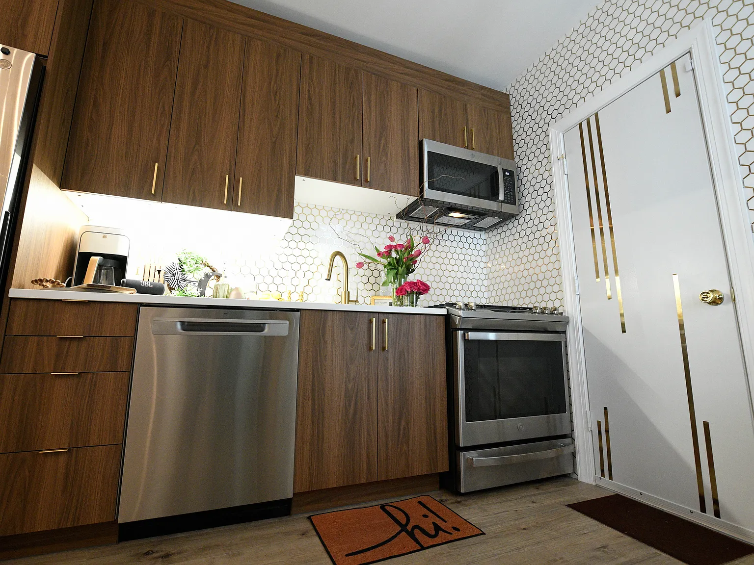 2 bed, 900 sqft, $2,000 — Photo 2