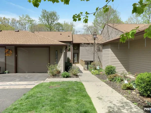 257 Mountain View Dr, Mahwah, NJ 07430