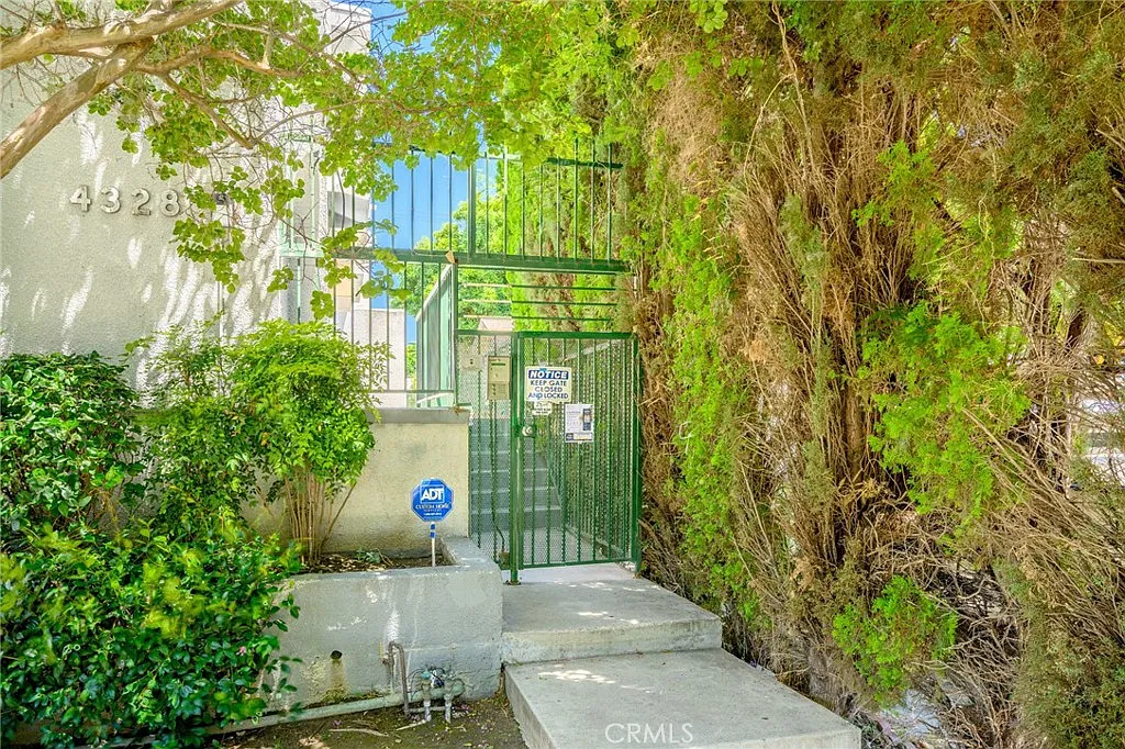 2 bed, 2.5 bath, 1150 sqft, $3,300 — Photo 2