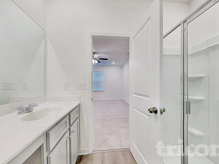 1940 Logan Ln — Photo 6