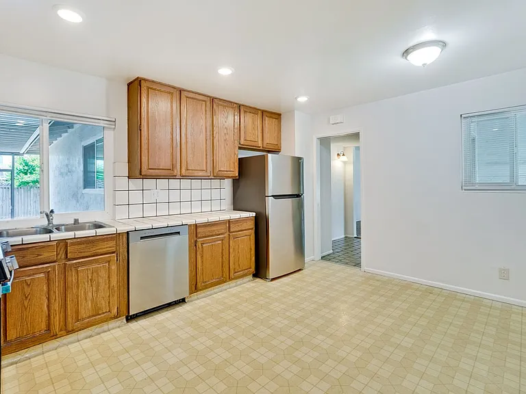 6063 Pineland Ave — Photo 11