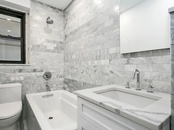 160 East 48th Street image 3 of 10