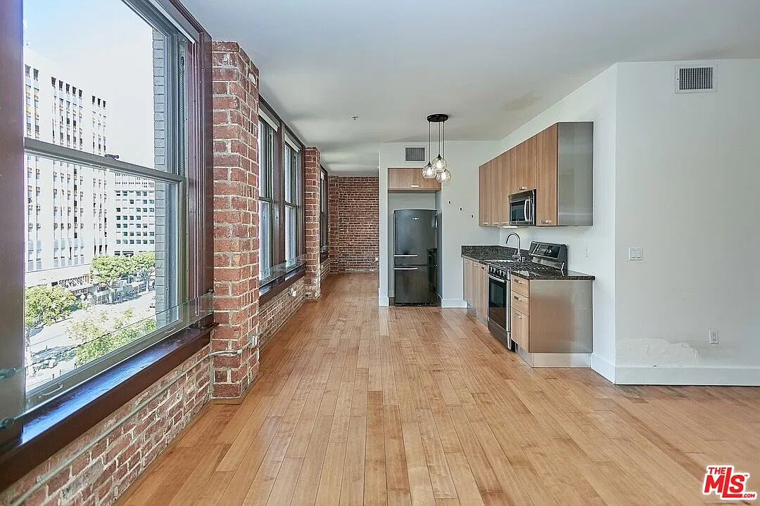 1 bed, 1.0 bath, 720 sqft, $2,200 — Photo 2