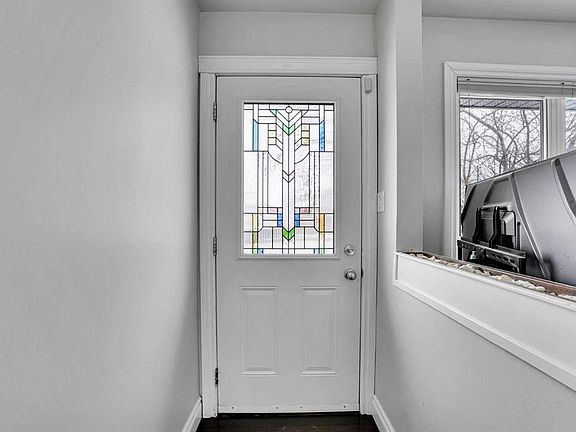 2nd image of 35 NE Meadowview Rd SW