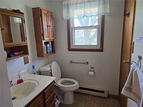 4th image of 409 E Spring St