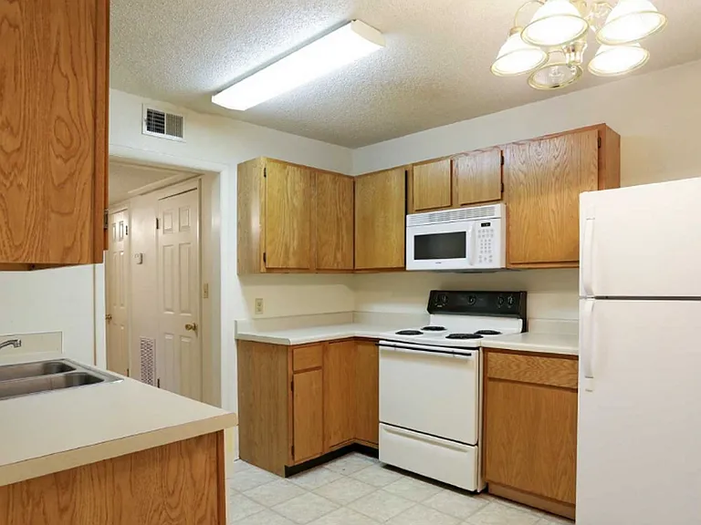 South Creekside Apartments — Photo 7