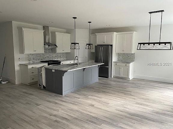 3rd image of 32 Firethorn Ln