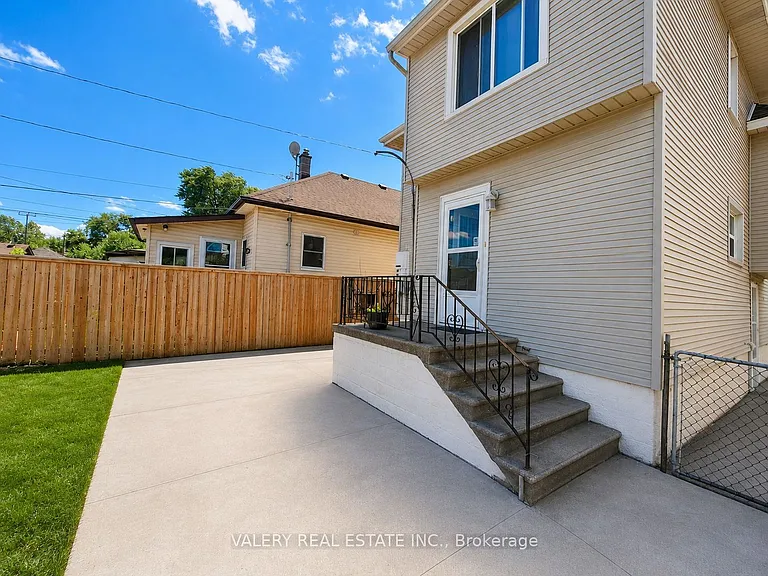 1058 Moy Ave — Photo 2