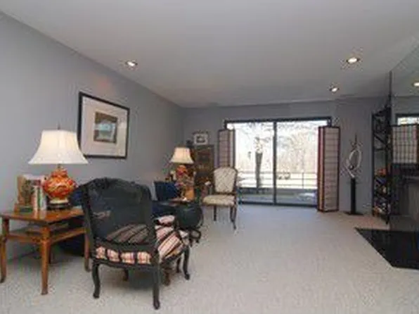 1065 Deerfield Pl, Highland Park, IL 60035