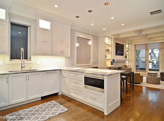 5th image of 722 W Aldine Ave #1E