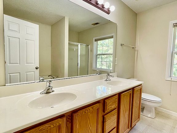 5th image of 806 Northwood Hills Ave
