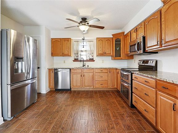 3rd image of 505 Camelia Ave